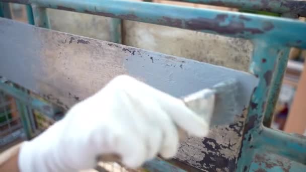 Εργάτης Προστατευτικά Γάντια Που Καλύπτουν Ανακατασκευασμένη Μεταλλική Επιφάνεια Ειδικό Χημικό — Αρχείο Βίντεο
