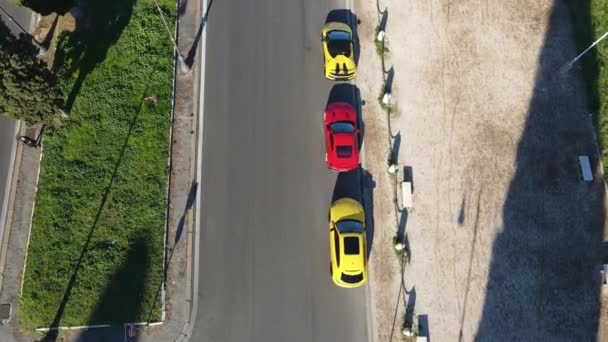 意大利罗马 2022年11月7日 三辆停放在罗马市中心Fori Imperiali小道上的跑车的空中俯瞰 以及名望卓著的超级跑车的表现 — 图库视频影像