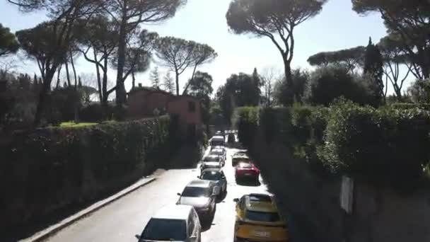 ローマ イタリア 2022年11月7日 交通時間の狭い古代の石畳の道に沿って運転する排他的なフェラーリとランボルギーニのスポーツカー 路上でプレミアムクラスの車レースの空中ビュー — ストック動画