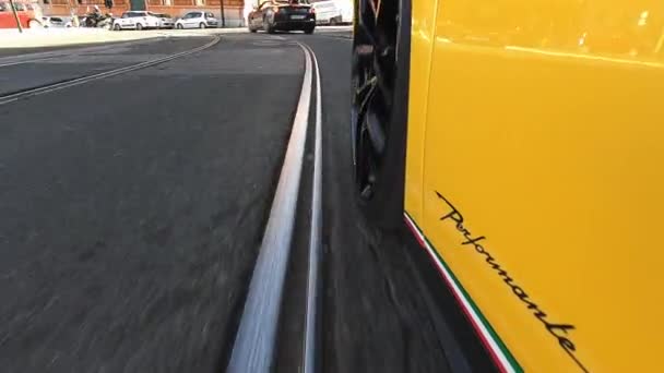 ローマ イタリア 2022年11月7日 排他的なランボルギーニのスポーツカーは 鉄道線路を横断ローマの道路を運転し イタリアのプレミアムクラスの車の高速都市部の運転 回転のボトムビューショット — ストック動画