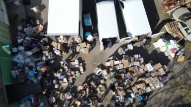 ROMA, İtalya - 10 Mart 2022: Ukrayna halkı için savaş sırasında büyük bir dayanışma, Ukraynalı ve İtalyan gönüllüler yiyecek, giyecek, ilaç ve diğer temel ihtiyaçlar için hazırlık yapıyorlar