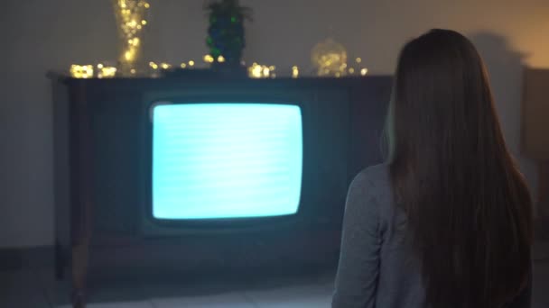 Проблема Телевизионной Зависимости Современного Общества Женщина Сидящая Полу Темной Комнате — стоковое видео