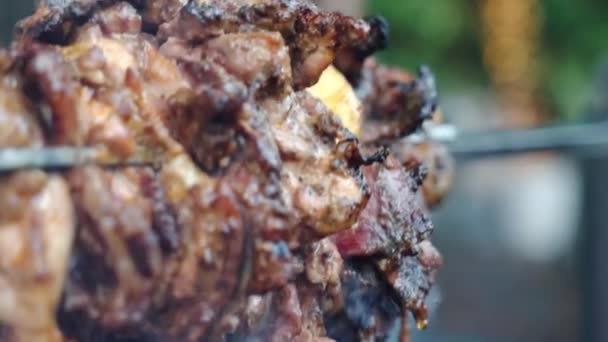 脂肪とシャキッとした地殻を落とす肉串焼き 燃える火と熱い炭で回転するおいしい自家製マリネテンダーロイン 火の上での肉串喫煙の素晴らしいクローズアップショット — ストック動画