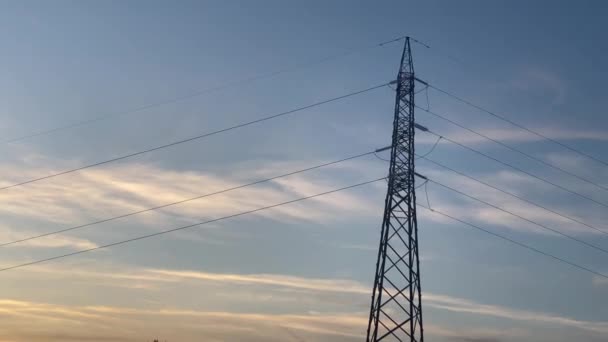 输电线路的高金属丝网结构 配电用高压通信塔 落日发电厂的金属基础设施 高质量4K — 图库视频影像