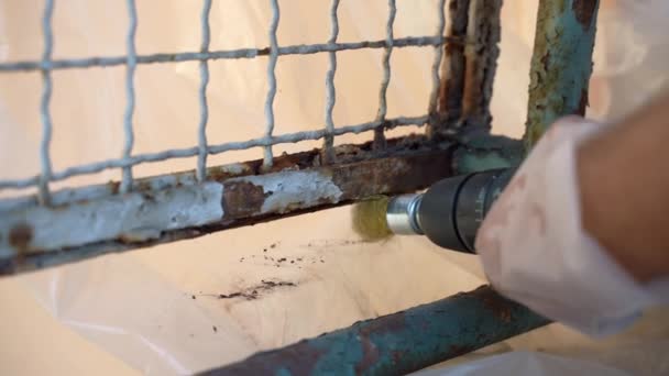 带腐蚀金属门表面的脏乱工作过程 在用防腐蚀化学溶液涂覆前 在手套中工作的工人用电动磨床去除风化钢表面 进行改造 — 图库视频影像