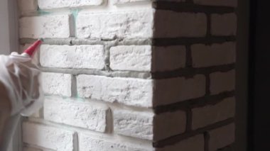 Ev tasarımı geliştirme, işçilerin duvar eklemlerini özel endüstriyel kumaş tüp kullanarak çiğ havanla doldurması, harç kullanmanın çimento dokusu, inşaat alanında çalışan işçi. Yüksek kalite 4k