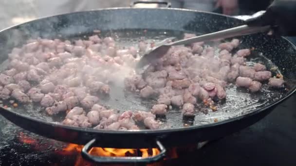 Cocina Tradicional Comida Callejera Dentro Del Caldero Grande Sobre Fuego — Vídeos de Stock