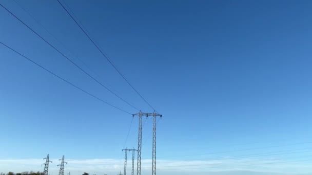 Stålstolpar Högspänningsöverföring Mot Blå Himmel Bakgrund Stadskraftstorn Och Kablar Tråd — Stockvideo