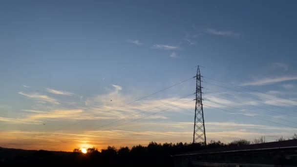 Високовольтні Електростанції Дротяними Кабелями Передачі Електроенергії Заході Сонця Електростанції Передають — стокове відео