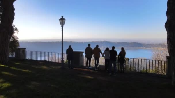 Grupo Turistas Que Visitam Famoso Castelli Romani Lugar Silhuetas Pessoas — Vídeo de Stock