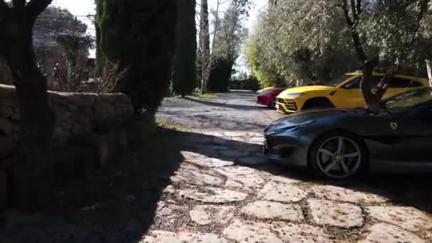 ローマ イタリア 2022年11月7日 イタリアの田舎 赤とグレーのフェラーリ車と黄色のランボルギーニの壮大なツアーパフォーマンス 排他的なスーパーカーの展示会で列に駐車高級スポーツカー — ストック動画