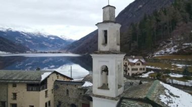 İsviçre Alpleri 'nin kış güzelliği ve tarihi mimarisi olan küçük bir köy, dağların merkezindeki turistik köy koyu yeşil göl, antik kiremitler, evler ve yüksek kiliselerle çevrili.