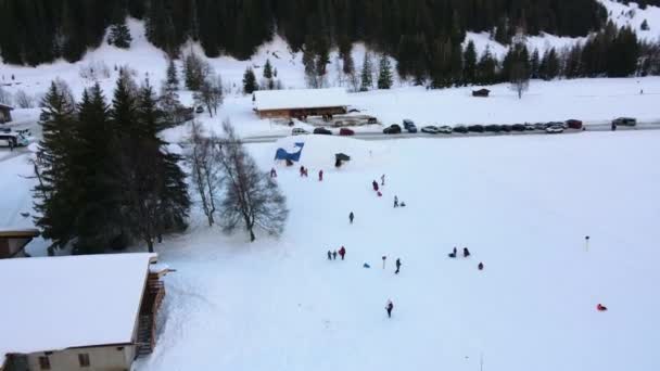 Zwitserse Alpen Wintersportplaats Uitzicht Vanuit Lucht Een Klein Zwitsers Dorpje — Stockvideo