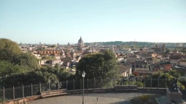 Roma 'nın güzel şehir manzarası, kilise kubbeleri ve kuleleri konut binaları, çekici Roma mimarisi ve tarih konsepti arasında görülüyor. Yüksek kalite 4k görüntü