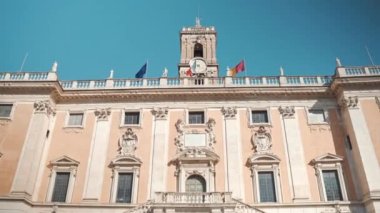 Capitoline Hill 'deki muhteşem Roma sarayının alçak açılı manzarası mimari özellikleri olan antik bina taş kemerli pencereler ve mermer heykeller. Piazza del 'deki antik bina cephesi