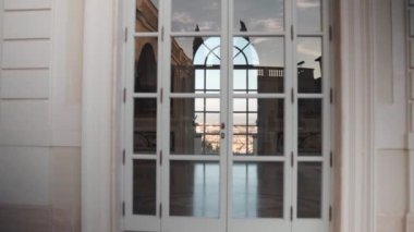 ROME, ITALY - 5 AĞUSTOS 2021: Roma şehir manzarası panoramik manzaralı ünlü Villa Miani 'nin büyük cam pencereleri, fresk gibi antik sanat eserleriyle kraliyet salonu boyunca pencerelerden geçiyor.