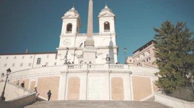 ROME, ITALY - 16 AĞUSTOS 2021: Roma 'daki ünlü İspanyol Merdivenleri tarihi Trinita dei Monti Kilisesi turistler, dini dikilitaş ve turistleri çeken büyük merdiven manzarası