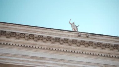 Ünlü Capitoline Hill 'deki antik saray çatısı taş heykeller ve dış cephesinde mitolojik karakterler olan görkemli bir bina. Roma Sarayı 'nın tarihi mimarisi, İtalyan Meydanı