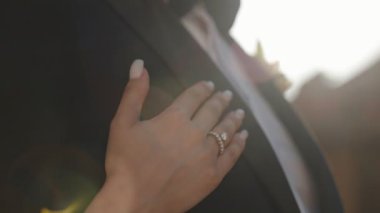 Sevecen bir gelin eli, modaya uygun çıplak manikür ve parmağında elmas alyansla sevgili damadına elleriyle dokunan bir kadın, aşık bir çiftin gerçek duyguları. Özel düğün günü...