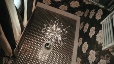 Kraliyet Oteli 'ndeki küçük zarif tuvaletin dönüşümlü görüntüsü, çiçekli duvar kağıtları, kristal asılı lambalar ve lüks banyonun siyah renkli arka planı, temel gereksinimleri olan modern zarif iç mekan. Yüksek
