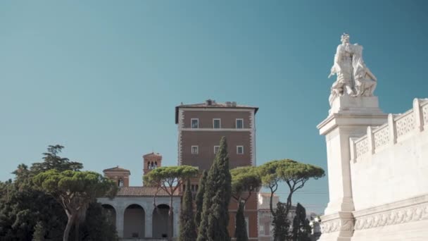 罗马广场上的维托里奥 埃曼纽尔二世白色大理石纪念碑侧视图 著名建筑前的拱门和传统种植的绿色石松 — 图库视频影像