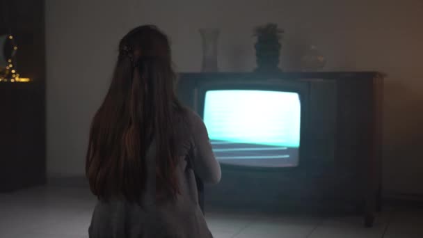 Žena Ztrácí Čas Sledováním Retro Televize Špatným Kabelovým Signálem Žena — Stock video
