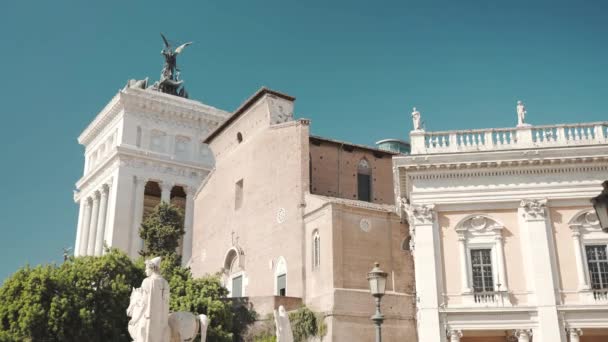 宏伟的意大利建筑和罗马名胜古迹 维托里奥 埃马努埃莱二世大理石纪念馆和邻近的意大利广场建筑 独特的雕塑和青铜雕像 古老的路灯和彩灯 — 图库视频影像