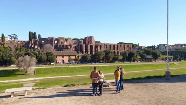 Група Туристів Спостерігає Насолоджується Стародавніми Архітектурними Руїнами Античної Могутньої Римської — стокове відео