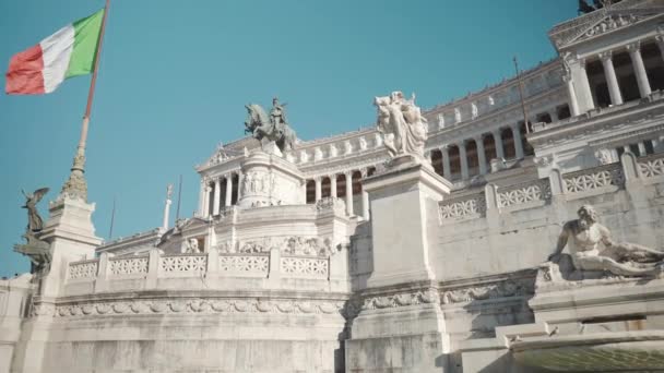 意大利爱国者的著名象征 意大利国王在意大利广场上的大理石纪念碑 高耸的建筑柱子 雕塑和古代青铜马术雕像 罗马历史 — 图库视频影像