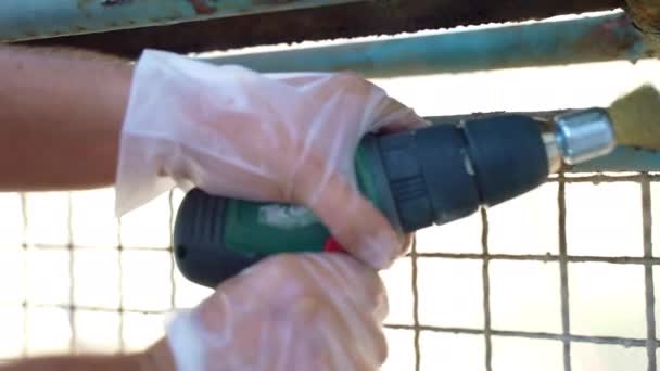 철문에서 부식된 표면을 제거하는 철근을 산업용 수동식 분쇄기 현장에서 부식된 — 비디오