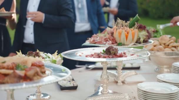 Καταπληκτικό Πλούσιο Τραπέζι Δεξιώσεων Υπαίθρια Βεράντα Ποικιλία Από Λιχουδιές Τροφίμων — Αρχείο Βίντεο