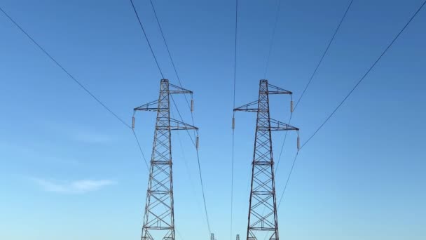 Hochspannungsstromübertragung Mit Stromleitungen Und Kraftwerken Auf Offenem Feld Unterbrochene Stromübertragung — Stockvideo