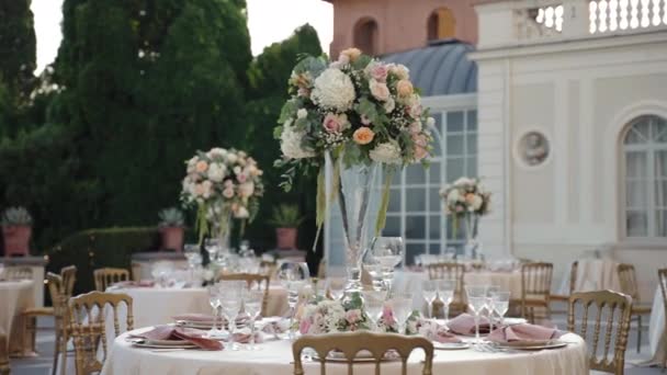 意大利 2021年8月5日 在罗马著名的米亚尼古宫 有露天平台 花园和老式建筑的装饰精美的婚宴餐桌和宴会餐桌 — 图库视频影像