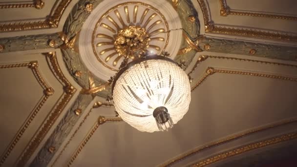 Okrągły Kryształowy Żyrandol Wiszący Pięknie Zdobionym Suficie Zabytkowa Lampa Sufitowa — Wideo stockowe
