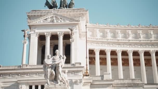 罗马威尼斯广场上的古代大理石建筑纪念馆 雄伟的柱子 石像和青铜马术雕塑装饰着纪念馆的立面 著名旅游胜地 — 图库视频影像
