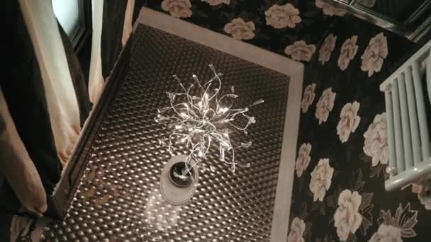 Rotující Pohled Záběr Malé Nádherné Koupelny Královském Hotelu Květinové Tapety — Stock video