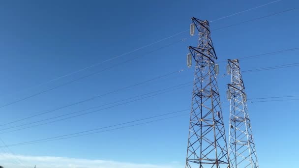 Hohe Stahlmasten Mit Kabeln Zur Übertragung Von Elektrizität Die Städte — Stockvideo