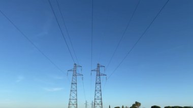 Alandaki elektrik hatları, yüksek voltajlı kule direkleri, yüksek gerilimli elektrik iletimi, elektrik santralleri ve santraller kesintisiz çalışarak şehirleri ve bölgeleri tedarik ediyor.