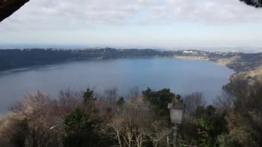 Dolly, Castelli Romani 'deki Albano Gölü adlı inanılmaz volkanik kraterin, eyaletteki ünlü Roma manzarasının panoramik ve havadan görüntüsünü çekti.