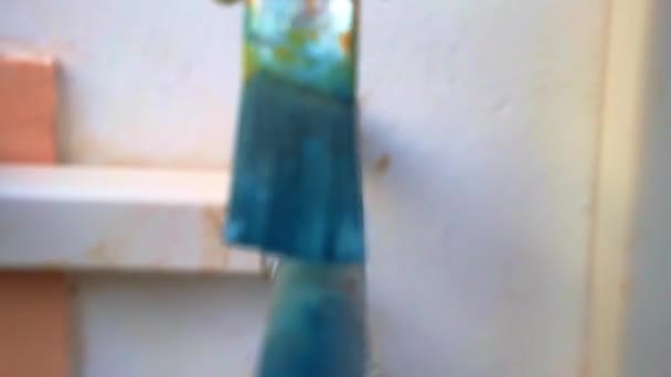 Demir Boruyu Mavi Renklerle Kaplayan Boya Fırçası Paslanma Aşınmadan Işlenmiş — Stok video