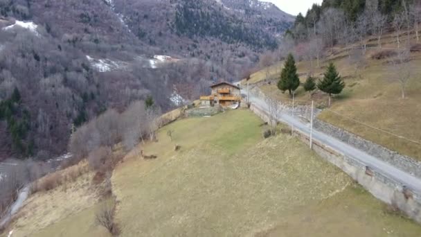 Frumoasă Cabană Rurală Mixtă Din Piatră Lemn Rezidențial Mijlocul Pârtiei — Videoclip de stoc