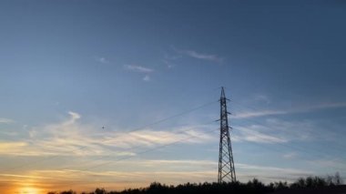 Elektrik iletimi için kablo kabloları olan elektrik santralleri, dünyadaki enerji krizi nedeniyle kesintilerle çalışan yüksek voltaj pilonları, aralıklı elektrik transferi