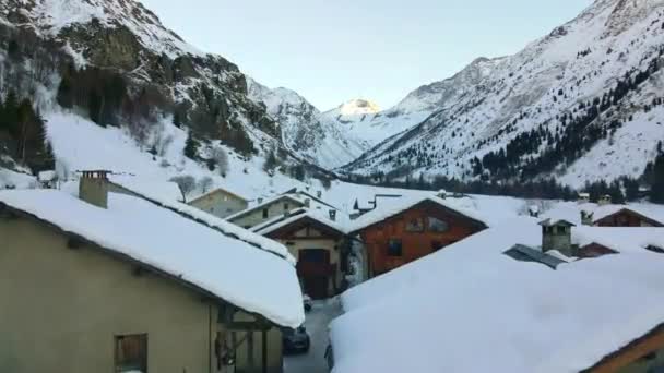在瑞士山区当地旅游胜地的森林房顶上方飞行的无人机 供游客休闲的各种别墅 瑞士冬季阿尔卑斯山的壮观全景 — 图库视频影像