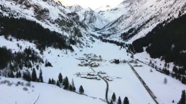 İsviçre Alp dağlarının eteklerindeki turist kış köyü, kulübeler, evler ve İsviçre ormanının göbeğindeki karla kaplı kaleler, kışın ünlü kayak merkezi, panoramik manzara
