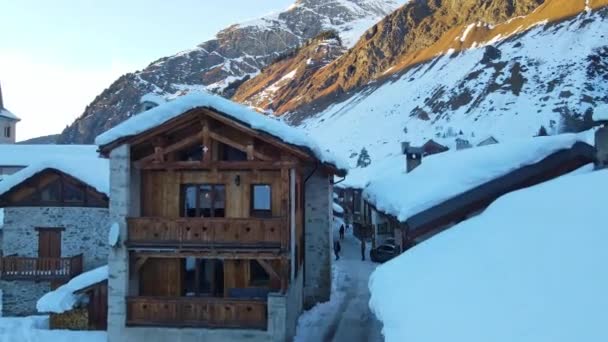 Amazing Panorama Swiss Alps Covered Snow Sunlight Small Tourists Village — Video