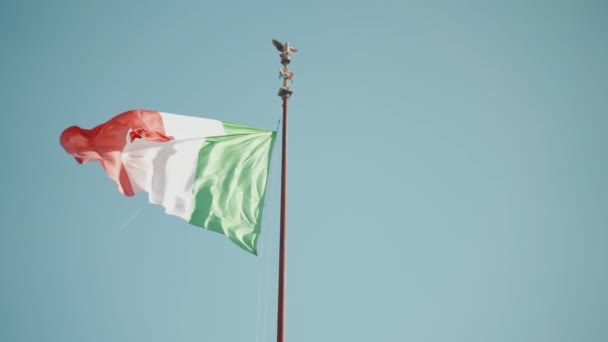 Zwaaiende Italiaanse Vlag Tegen Helderblauwe Lucht Achtergrond Groene Witte Rode — Stockvideo