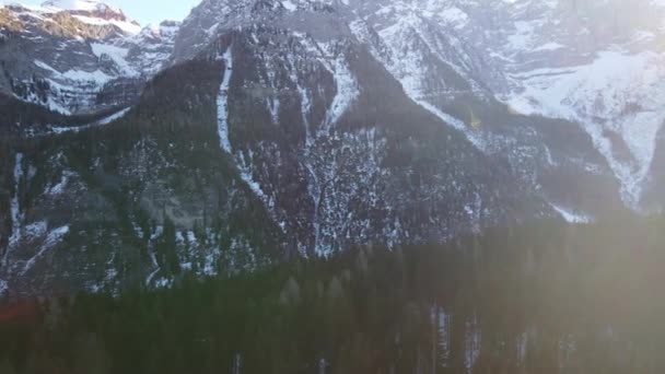 美丽的瑞士阿尔卑斯山全景在冬天的时候 迷人的雪峰和阳光和闪光反射 瑞士风景和旅游目的地 高质量的4K镜头 — 图库视频影像