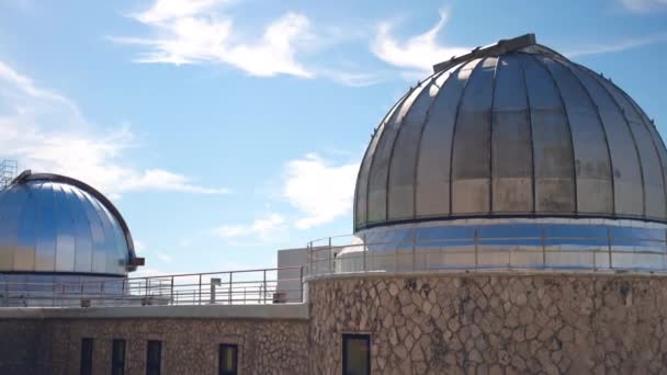 宇宙空間観測と大気観測のための金属ドームを有する科学観測棟 山の麓に位置するプラネタリウムステーションは 重要な科学を送信します — ストック動画