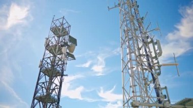 Radarlardan sinyal iletmek ve almak için yüksek anten kulesi, cep telefonu, radyo ve televizyon sinyali sağlayan yayın kulesi, 5G hücre ağı için yüksek teknoloji antenleri. Yüksek kalite 4k