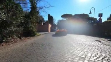 ROME, ITALY - 7 Kasım 2022: Eski Roma kırsal yolları boyunca uzanan ekstrem spor, birinci sınıf spor araba yolunda performans, üstü açık çatısı olan spor sarı Lamborghini